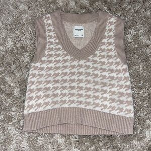 Abercrombie&Fitch Tan/Cream Sweater Vest Size XS (oversized, fits up to medium)